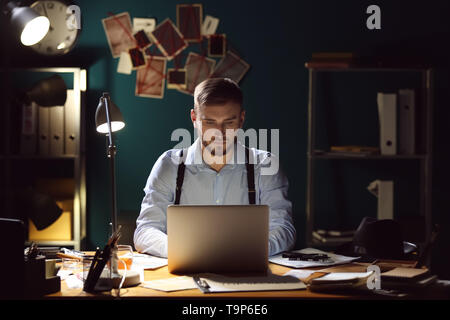 Le détective le traitement des preuves in office Banque D'Images