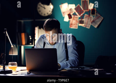 Le détective le traitement des preuves in office Banque D'Images