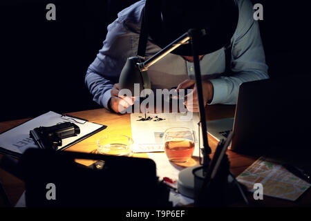 Le détective le traitement des preuves in office Banque D'Images