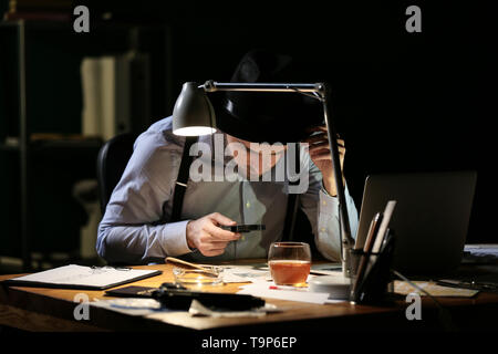 Le détective le traitement des preuves in office Banque D'Images