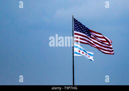 États-unis d'Amérique drapeau américain et la ville de Chicago d'un drapeau dans le vent contre un ciel bleu clair. Le patriotisme. Symbole. Banque D'Images