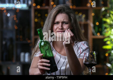Femme déprimée après le divorce de boire de l'alcool en bar Banque D'Images