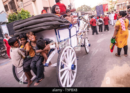 Bengali ,an,FIN,cheval,caravane,carnaval ,transport,réalisation,street,enfants,sur le dos,Kalighat road, Kolkata, Inde. Banque D'Images