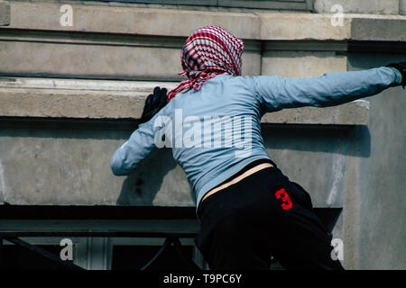 Reims France 18 Mai, 2019 Avis de projectiles à lancer émeutiers inconnue la police dans les rues de Reims pendant les protestations des Yellow Jackets Banque D'Images