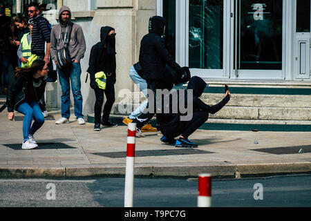 Reims France 18 Mai, 2019 Avis de projectiles à lancer émeutiers inconnue la police dans les rues de Reims pendant les protestations des Yellow Jackets Banque D'Images