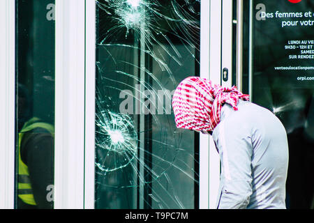 Reims France 18 Mai, 2019 Avis de projectiles à lancer émeutiers inconnue la police dans les rues de Reims pendant les protestations des Yellow Jackets Banque D'Images