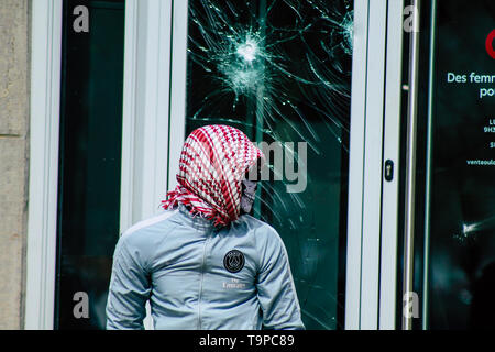 Reims France 18 Mai, 2019 Avis de projectiles à lancer émeutiers inconnue la police dans les rues de Reims pendant les protestations des Yellow Jackets Banque D'Images