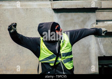 Reims France 18 Mai, 2019 Avis de projectiles à lancer émeutiers inconnue la police dans les rues de Reims pendant les protestations des Yellow Jackets Banque D'Images