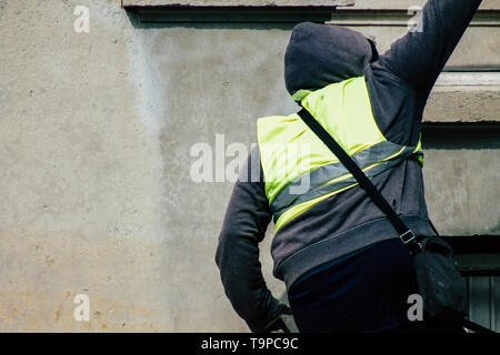 Reims France 18 Mai, 2019 Avis de projectiles à lancer émeutiers inconnue la police dans les rues de Reims pendant les protestations des Yellow Jackets Banque D'Images