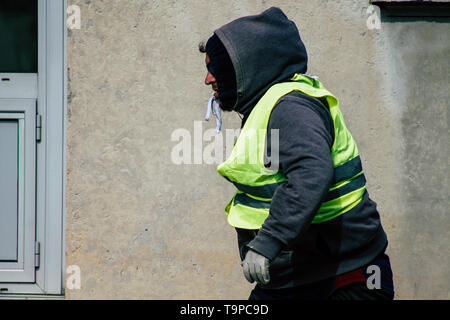 Reims France 18 Mai, 2019 Avis de projectiles à lancer émeutiers inconnue la police dans les rues de Reims pendant les protestations des Yellow Jackets Banque D'Images