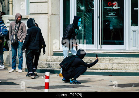 Reims France 18 Mai, 2019 Avis de projectiles à lancer émeutiers inconnue la police dans les rues de Reims pendant les protestations des Yellow Jackets Banque D'Images
