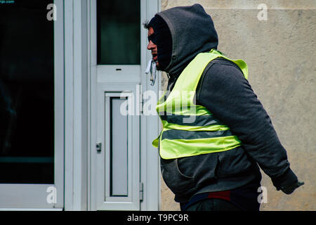 Reims France 18 Mai, 2019 Avis de projectiles à lancer émeutiers inconnue la police dans les rues de Reims pendant les protestations des Yellow Jackets Banque D'Images