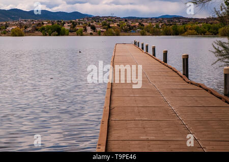 Le quai flottant s'étendent dans l'Willow Lake à Prescott, Arizona, USA par un beau jour de printemps Banque D'Images