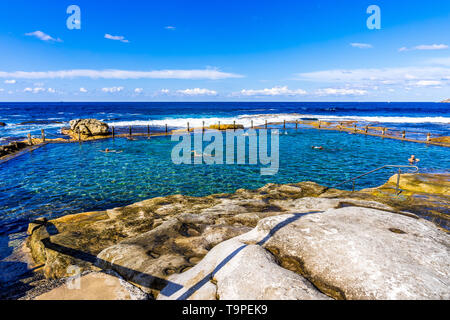 Les nageurs dans la piscine dans les rochers, au nord de Maroubra Beach à Sydney, Australie Banque D'Images