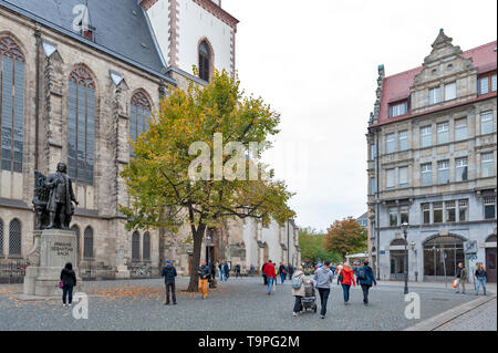 Leipzig, Allemagne - Octobre 2018 : statue de Johann Sebastian Bach, célèbre compositeur de musique, à l'église St Thomas de Leipzig, Allemagne Banque D'Images