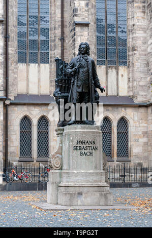 Leipzig, Allemagne - Octobre 2018 : statue de Johann Sebastian Bach, célèbre compositeur de musique, à l'église St Thomas de Leipzig, Allemagne Banque D'Images