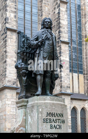 Leipzig, Allemagne - Octobre 2018 : statue de Johann Sebastian Bach, célèbre compositeur de musique, à l'église St Thomas de Leipzig, Allemagne Banque D'Images