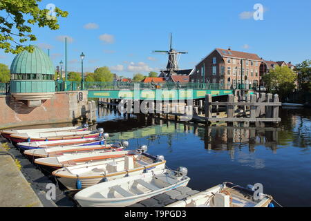 HAARLEM, Pays-Bas - 13 MAI 2019 Catharijnebrug : Pont sur la rivière Spaarne avec Molen De Adriaan moulin en arrière-plan et l'amarrage des bateaux Banque D'Images