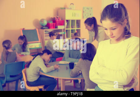 Portrait de triste lycéenne et les enfants en classe de dessin Banque D'Images