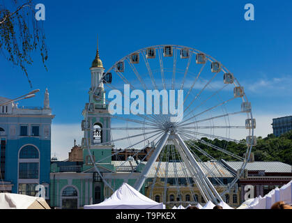 Grande roue blanche sur la place Kontraktova Podil à Kiev contre un ciel bleu clair Banque D'Images