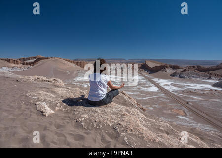 Rear view of woman practicing yoga dans la vallée de la Lune, Atacama Banque D'Images