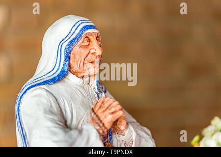 SAN BERNARDINO (AR), ITALIE - 20 MAI 2019 : soleil est enlighetning la statue de Sainte Mère Teresa de Calcutta en priant dans l'église paroissiale Banque D'Images