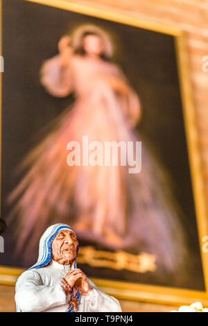 SAN BERNARDINO (AR), ITALIE - 20 MAI 2019 : soleil est enlighetning la statue de Sainte Mère Teresa de Calcutta en priant dans l'église paroissiale avec un flou p Banque D'Images