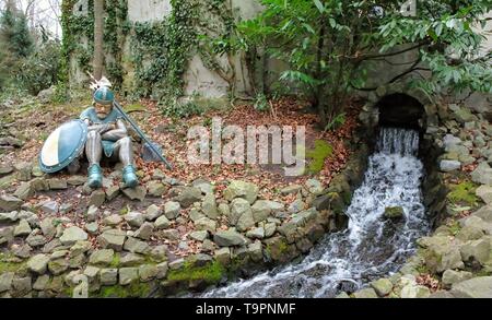 Chevalier assis près de un ruisseau avec une cascade derrière château dans le parc à thème Efteling Kaatsheuvel, Duiksehoef, Pays-Bas Banque D'Images
