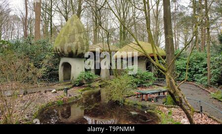 Mushroom house gnome en forêt en parc efteling à Kaatsheuvel, Duiksehoef, Pays-Bas Banque D'Images