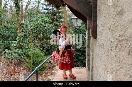 Little Red Hood près de la porte d'une maison de parc à thème Efteling. Le printemps à Duiksehoef, Kaatsheuvel, Pays-Bas Banque D'Images