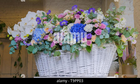 Panier de fleurs avec des fleurs Banque D'Images