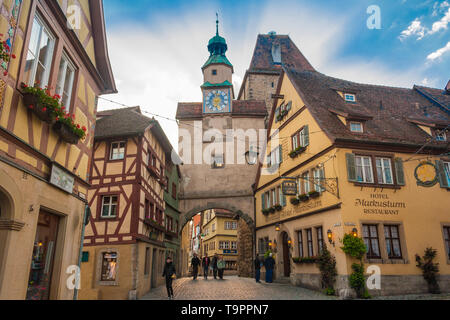 Rothenburg ob der Tauber, Allemagne - Mai 2010 : vue pittoresque de l'Röderbogen entouré de maisons à colombages et la Markusturm derrière. C'est un... Banque D'Images