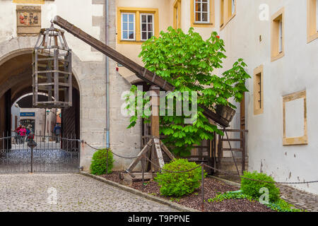 Une cité médiévale cucking stool ou ducking stool au musée criminel à Rothenburg ob der Tauber. Un instrument d'humiliation publique et de censure... Banque D'Images