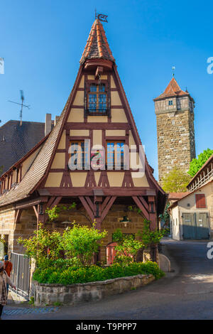 Belle vue de l'ancienne forge (Gerlachschmiede) avec sa gracieuse gable, jolie et dynamique windows armoiries à Rothenburg ob der Tauber. Derrière wi Banque D'Images