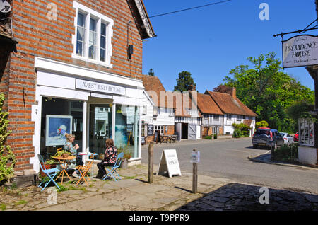 Smarden Village, Kent, Royaume-Uni, avec une galerie d'art et des cottages et maisons Tudor pittoresques Banque D'Images