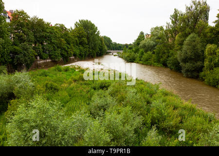 La rivière Isar passant par Munich, Allemagne Banque D'Images