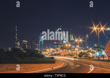 Paysage de nuit avec vue sur les gratte-ciel et la tour Burj Khalifa du bord de la route Banque D'Images