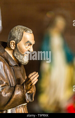 SAN BERNARDINO (AR), ITALIE - 20 MAI 2019 : sun est éclairante statue de Saint Père Pio agitant sa main avec la bénédiction de la Sainte statue floue Banque D'Images