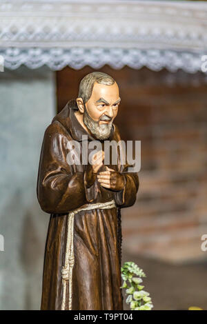 SAN BERNARDINO (AR), ITALIE - 20 MAI 2019 : sun est éclairante statue de Saint Père Pio agitant sa main de bénédiction dans l'Église catholique paroissiale Banque D'Images