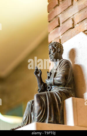 SAN BERNARDINO (AR), ITALIE - 20 MAI 2019 : sun est éclairante statue de Saint Pierre tenant les clés dans l'Église catholique paroissiale Banque D'Images