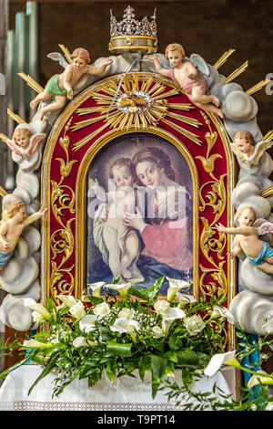 SAN BERNARDINO (AR), ITALIE - 20 MAI 2019 : le soleil éclaire l'ancienne photo de la Sainte Vierge Marie et l'Enfant Jésus entourés par des statues d'ange Banque D'Images