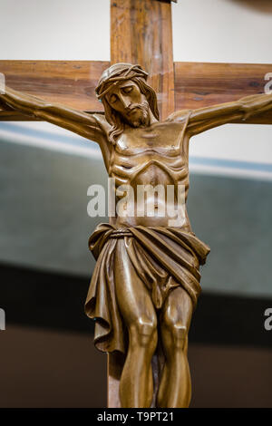 SAN BERNARDINO (AR), ITALIE - 20 MAI 2019 : il comporte est éclairant statue de la Crucifixion de Jésus Christ dans l'Église catholique paroissiale Banque D'Images