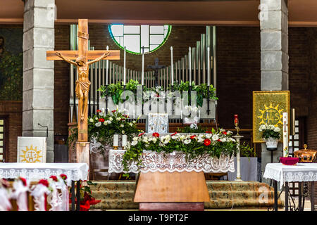 SAN BERNARDINO (AR), ITALIE - 20 MAI 2019 : sun est éclairante autel et décorations florales sur des bancs dans l'Église catholique paroissiale Banque D'Images