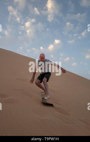 Les touristes à Abu Dhabi essayer des sables sur les dunes de l'UAE desert Banque D'Images