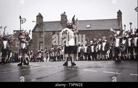 Le 2014 jusqu'Helly Aa Guizer Jarl Ivor Cluness (aka Ivar). Up Helly Aa est un viking fire festival unique à l'Îles Shetland, au nord de Sc Banque D'Images