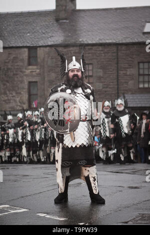 Le 2014 jusqu'Helly Aa Guizer Jarl Ivor Cluness (aka Ivar). Up Helly Aa est un viking fire festival unique à l'Îles Shetland, au nord de Sc Banque D'Images