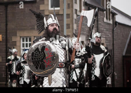 Le 2014 jusqu'Helly Aa Guizer Jarl Ivor Cluness (aka Ivar). Up Helly Aa est un viking fire festival unique à l'Îles Shetland, au nord de Sc Banque D'Images