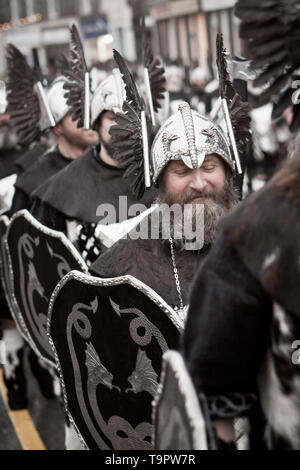 Le 2014 jusqu'Helly Aa Jarl Squad marchant dans les rues de Lerwick. Up Helly Aa est un viking fire festival unique à l'Îles Shetland, au nord de Sc Banque D'Images