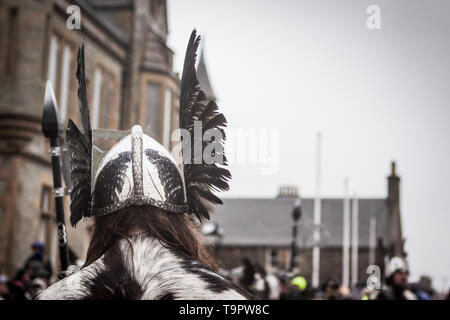 Le 2014 jusqu'Helly Aa Jarl Squad casque. Up Helly Aa est un viking fire festival unique à l'Îles Shetland, au nord de l'Écosse, au Royaume-Uni. Banque D'Images