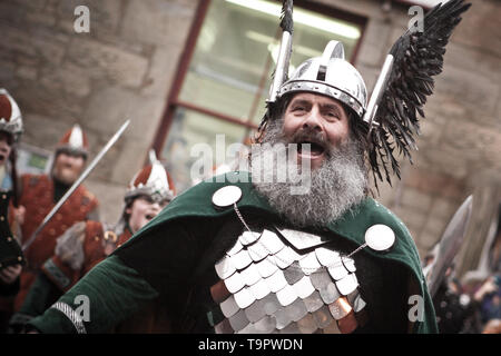 2015 Helly Aa Guizer Jarl de Neil Robertson (aka Olav Haraldsson). Up Helly Aa est un viking fire festival unique à l'Îles Shetland, au nord de Scotla Banque D'Images